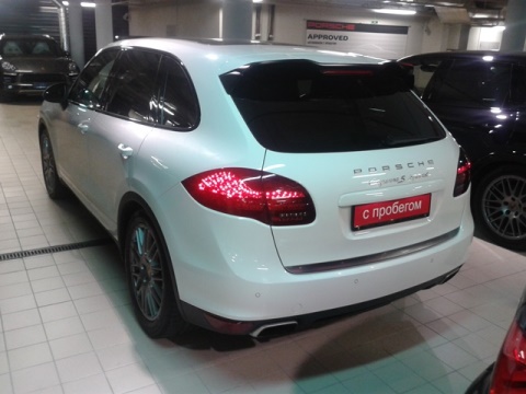 Porsche Cayenne S Hybrid сзади в Краснодаре